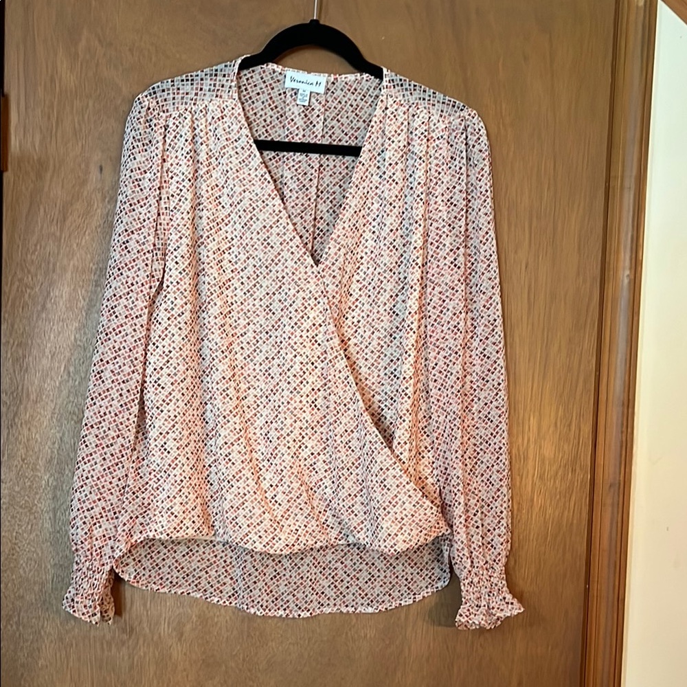 Cross front d V-neck top with frilled long sleeves + longer in back